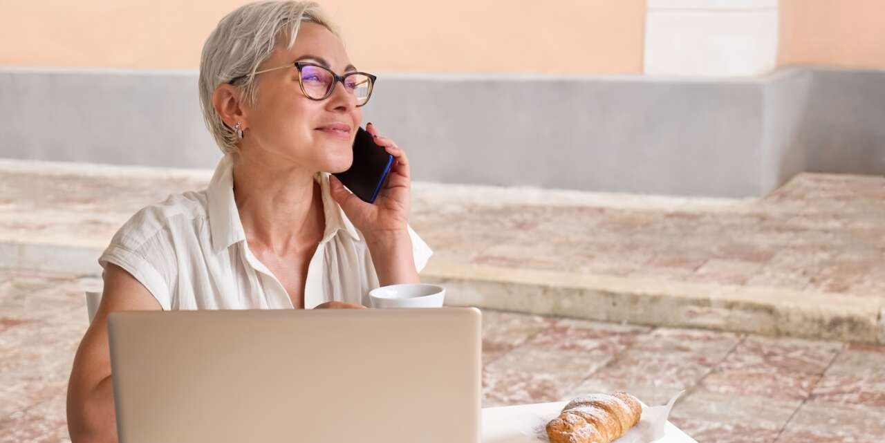 Female freelancer working on laptop at cafe.