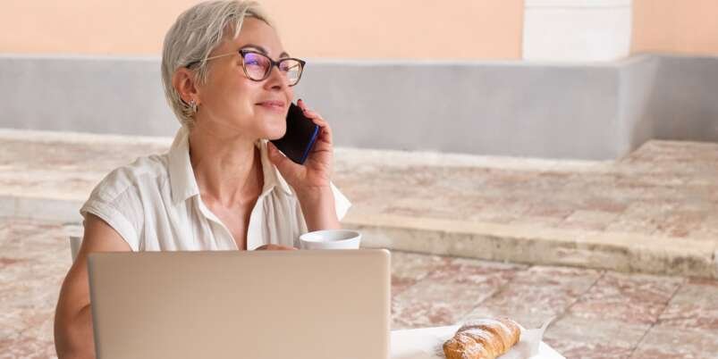 Female freelancer working on laptop at cafe.